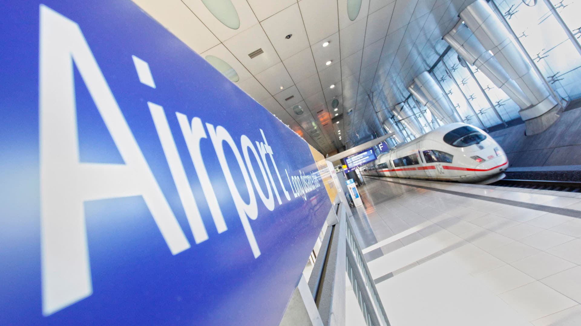 Du khách có thể di chuyển từ sân bay về trung tâm bằng tàu điện (S-Bahn)